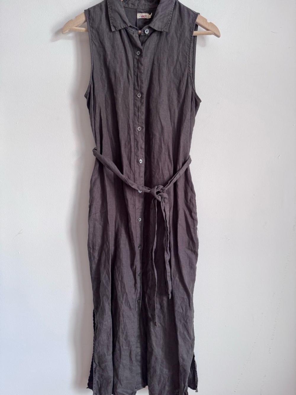 Faherty Sleeveless Button-Front Midi Dress in Charcoal - Picture 3 of 12